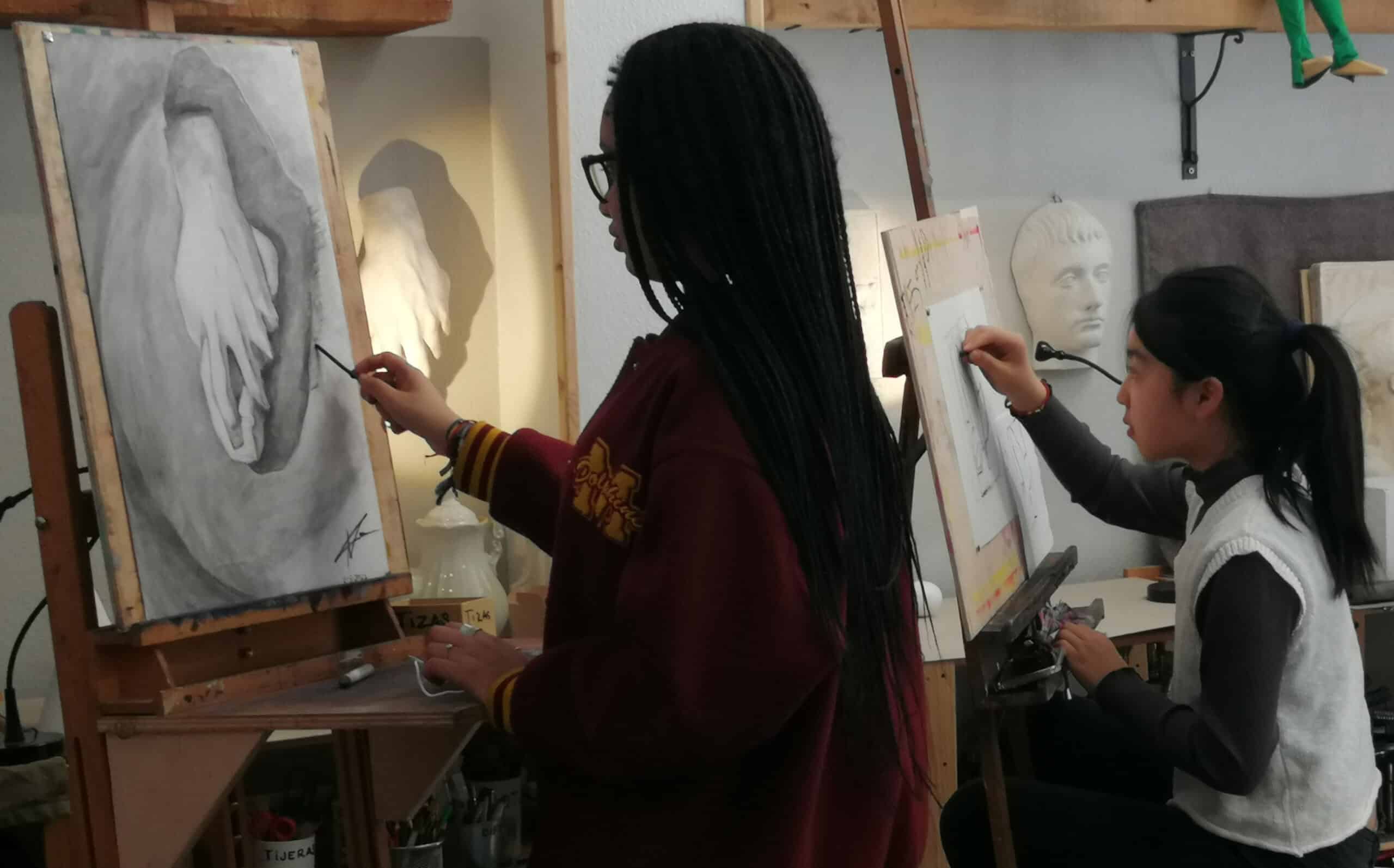 Jóvenes alumnos dibujando y pintando en Madrid