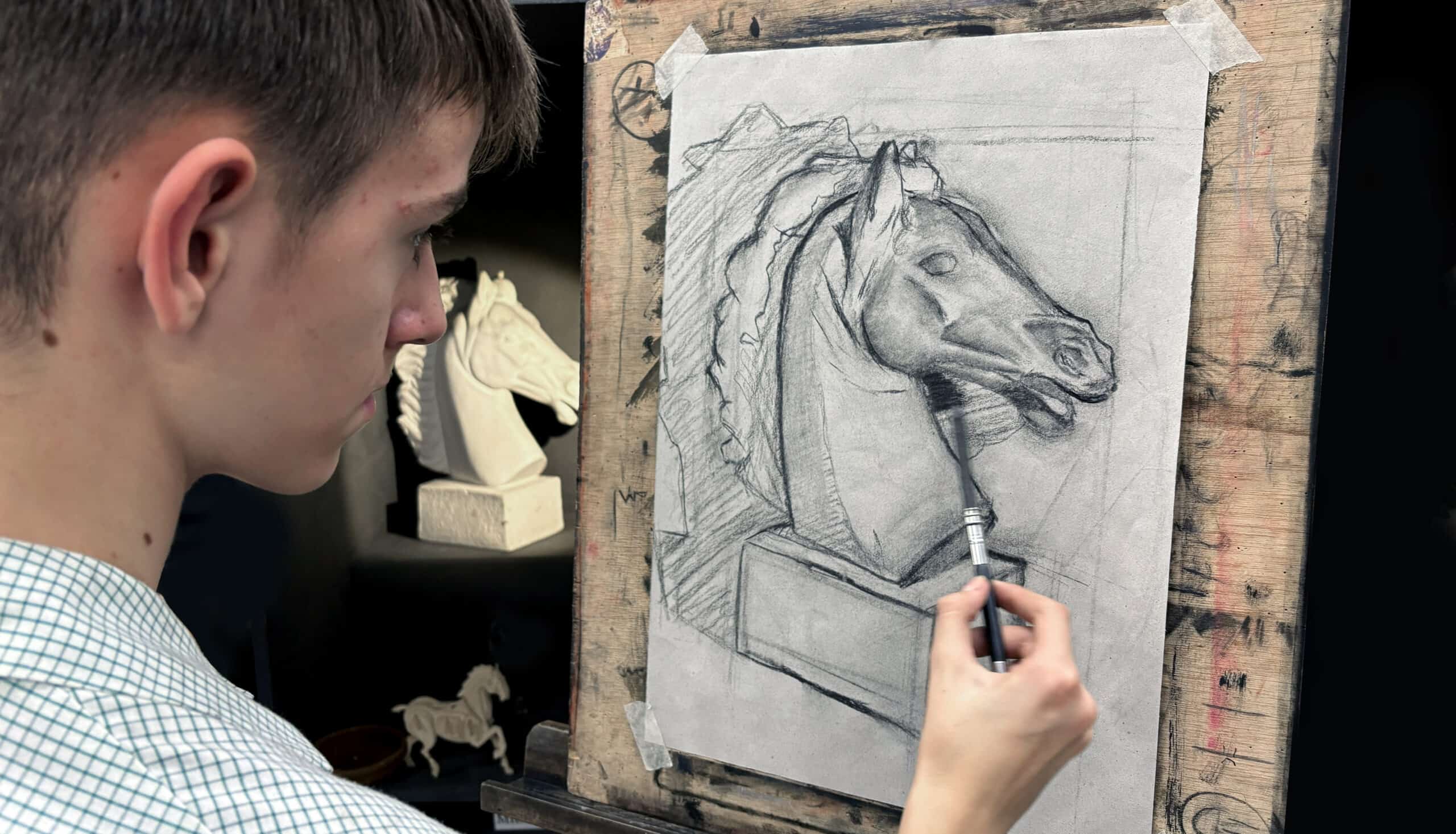 Joven artista dibujando en un atelier de Madrid